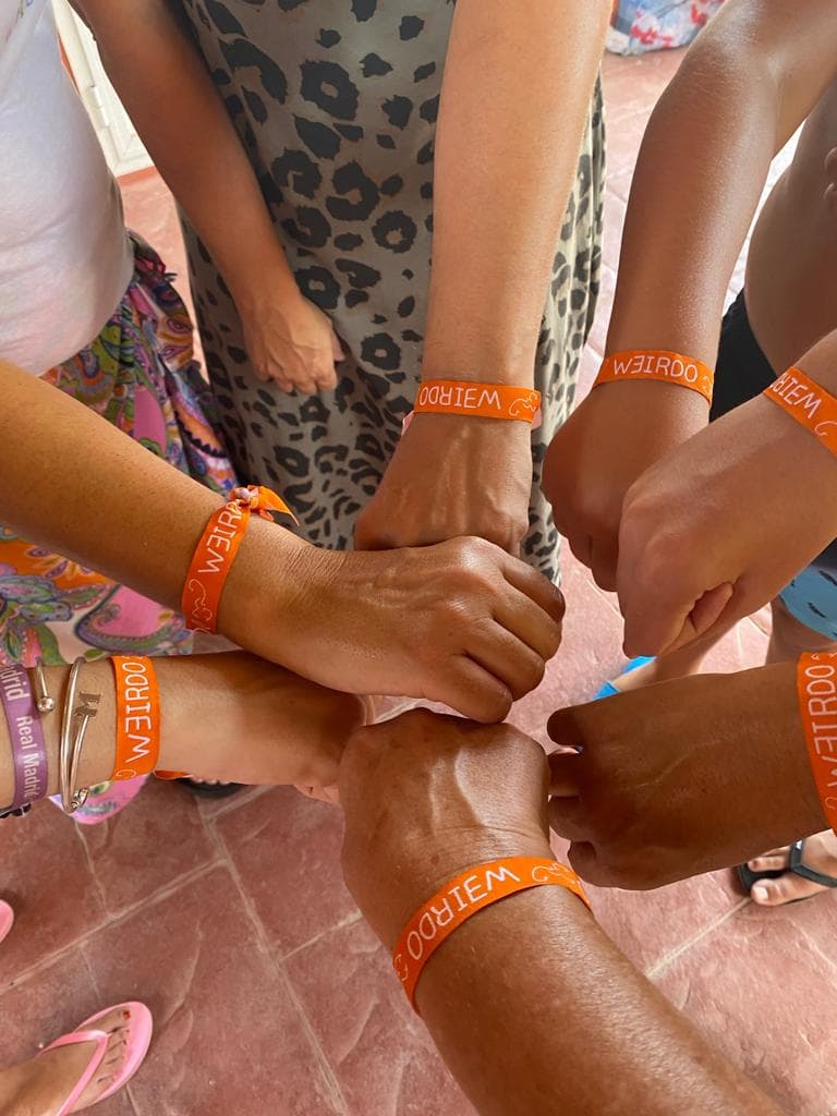 Jóvenes compartiendo una actividad comunitaria en la Asociación Weirdo